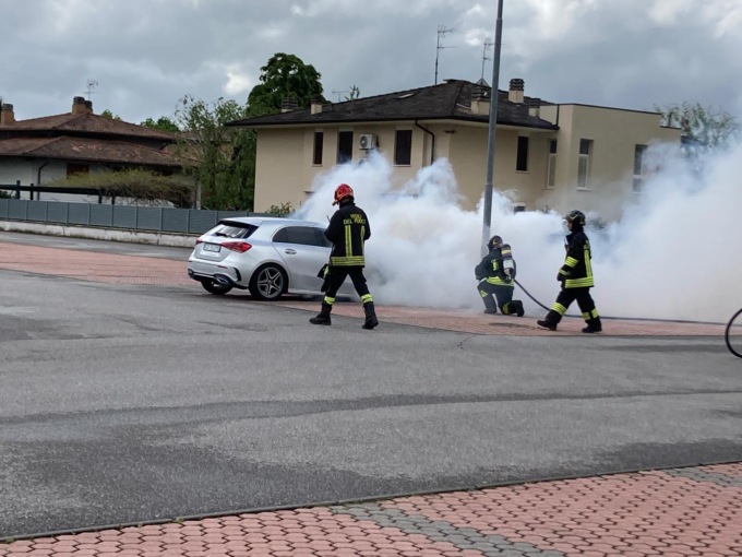 Auto a fuoco in via Cesare Battisti