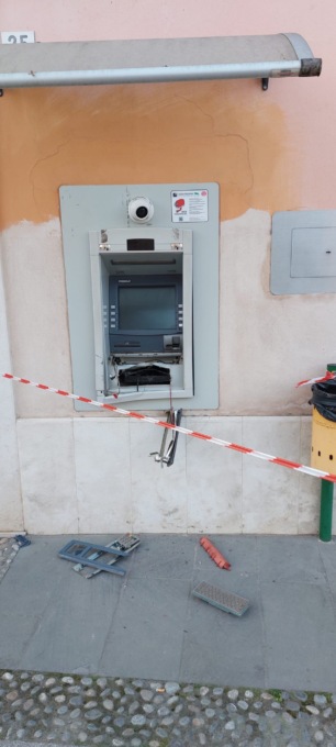 Ennesimo assalto al bancomat,  ma stavolta la fuga è senza soldi