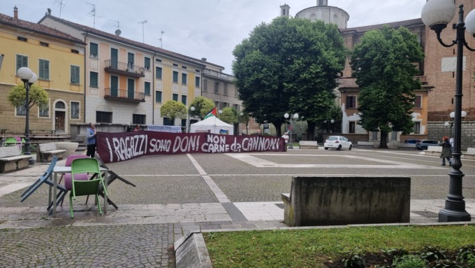 Bandiere palestinesi e un enorme striscione in Piazza Italia