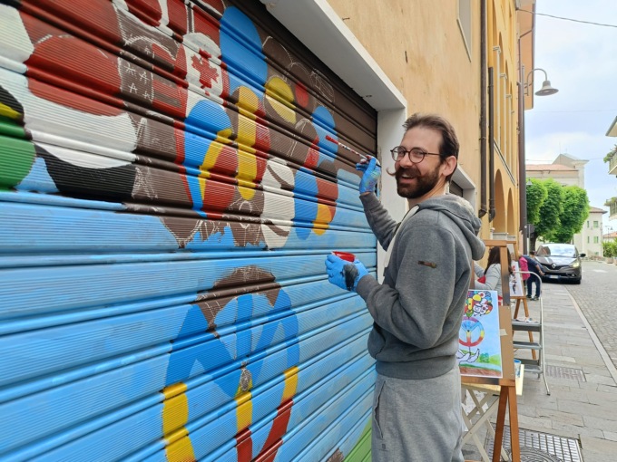 Le saracinesche dipinte colorano il centro storico di Capriolo