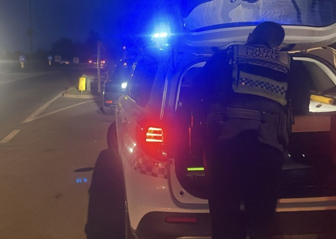 Alla guida con una patente falsa, scatta la denuncia