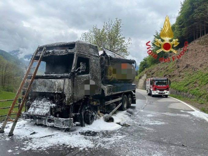 Camion a fuoco sulla SS294 nella Bergamasca, l’intervento dei Vigili del Fuoco di Darfo e Breno