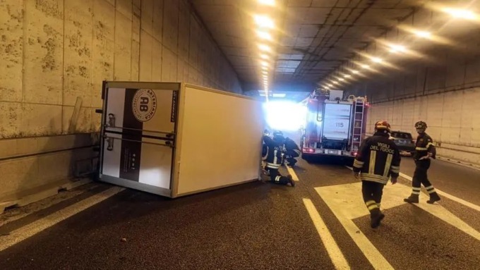 Camion si ribalta sulla A35 a Travagliato