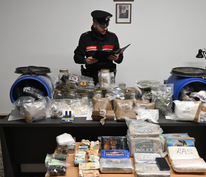 Droga, armi e munizioni detenute illegalmente: sei finiscono in manette