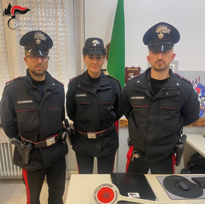 Droga nascosta nel manico di una scopa, in manette una 28enne per detenzione e spaccio