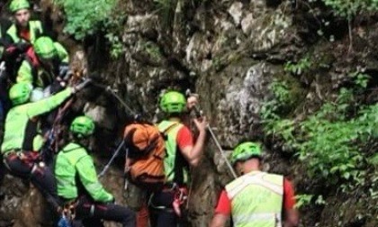 Cade dalla ferrata, escursionista 52enne soccorsa a Casto