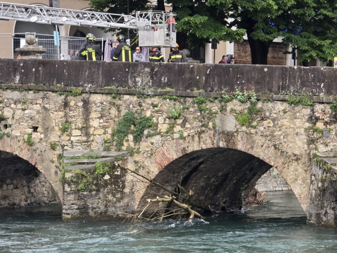 Un grosso tronco incastrato sotto il ponte romano: intervengono i vigili del fuoco