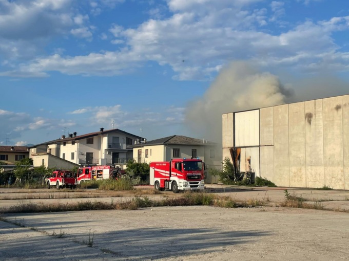 Incendio alla ex Tobanelli, ma manca l’acqua