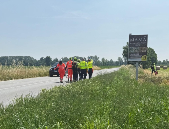 Cade dal tetto: grave un operaio