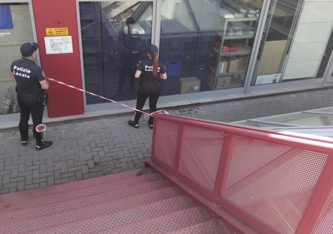 Incidente sul lavoro a Gavardo: cade mentre pulisce i vetri, arriva l’elisoccorso