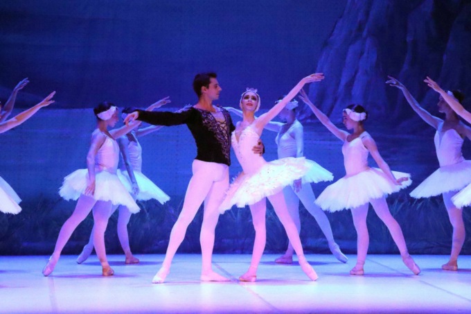 Lago dei cigni del Balletto Internazionale Italiano in scena questa sera al Teatro Sociale