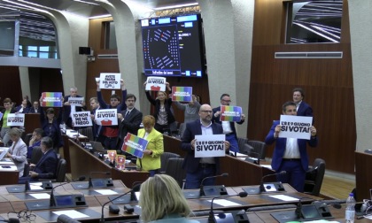 Scontro in Consiglio sul referendum: cartellonata del PD in aula