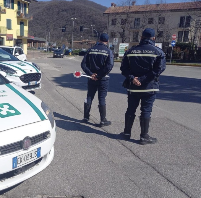 Offre un passaggio in auto agli amici per andare a pescare ma non ha la patente: scatta la denuncia