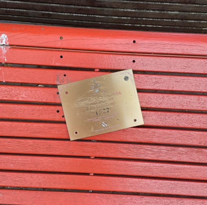 Panchina rossa vandalizzata a Calcinato