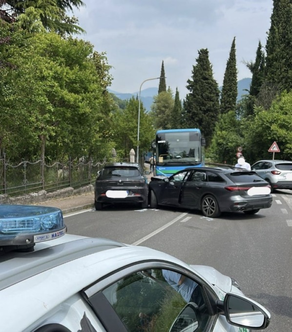 Scontro tra auto a Roè Volciano: possibili rallentamenti