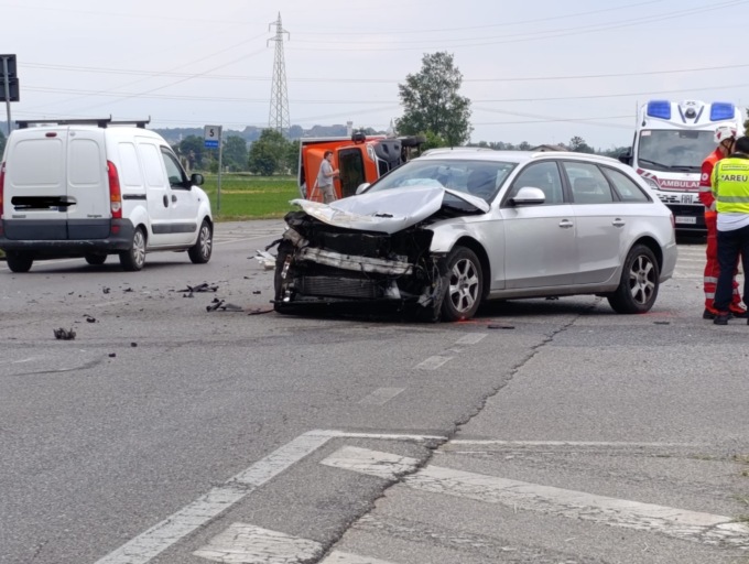 Scontro tra auto: ennesimo incidente all’incrocio dei Prati ed Esenta di Lonato