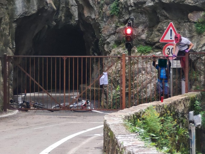 Strada della Forra chiusa dopo la frana: ciclisti imprudenti scavalcano i cancelli