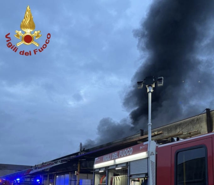Vasto incendio in un’azienda di produzione di vernici a Brescia