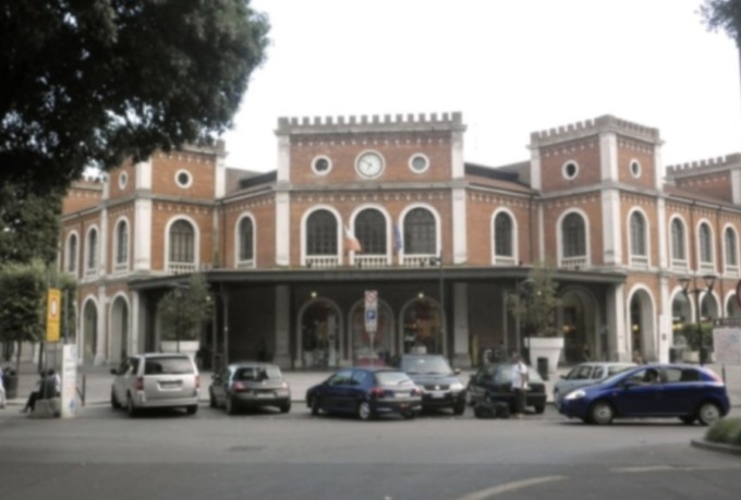 Violente rapine e uso di spray al peperoncino in stazione: sei giovani finiscono in carcere