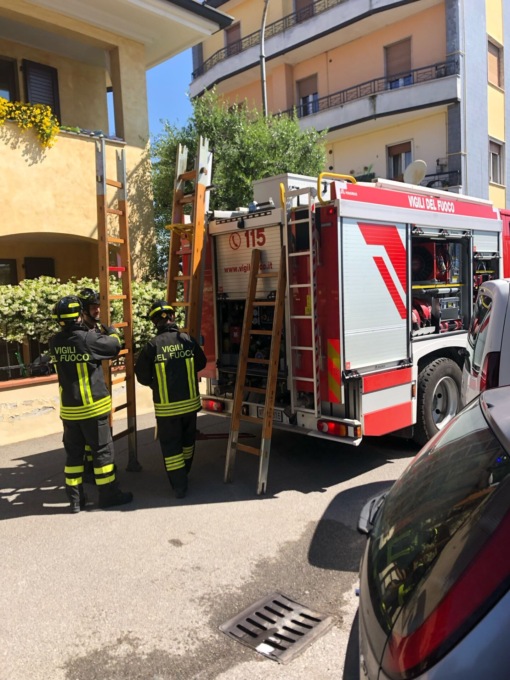Bimba resta chiusa in casa da sola, intervengono i Vigili del fuoco