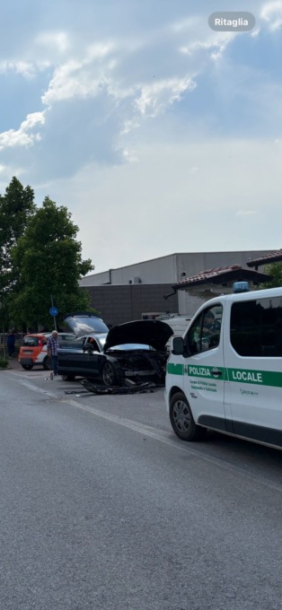 Finisce fuori strada all’incrocio, paura per tre giovani a Calcinato