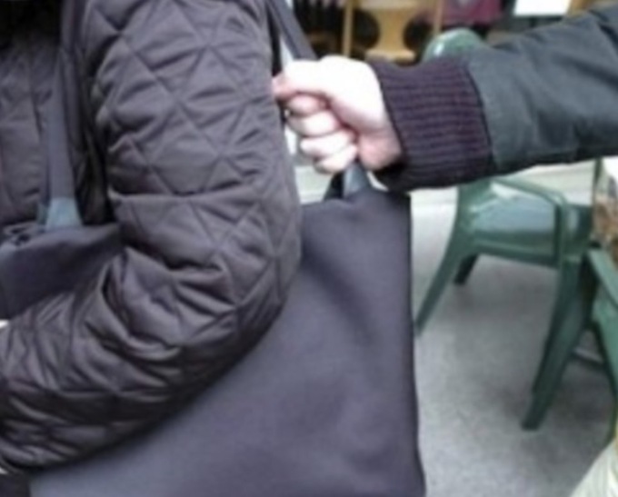 Scippata subito dopo aver prelevato: scatta la denuncia