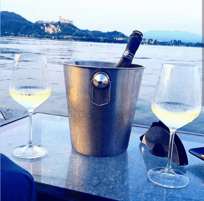 Champagne, vista lago e fuga: clienti scappano senza saldare il conto