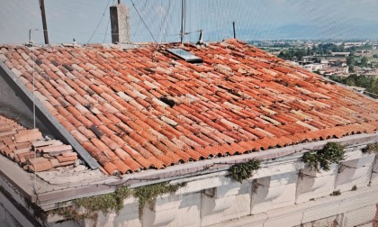 A Chiari piovono tegole e polemiche