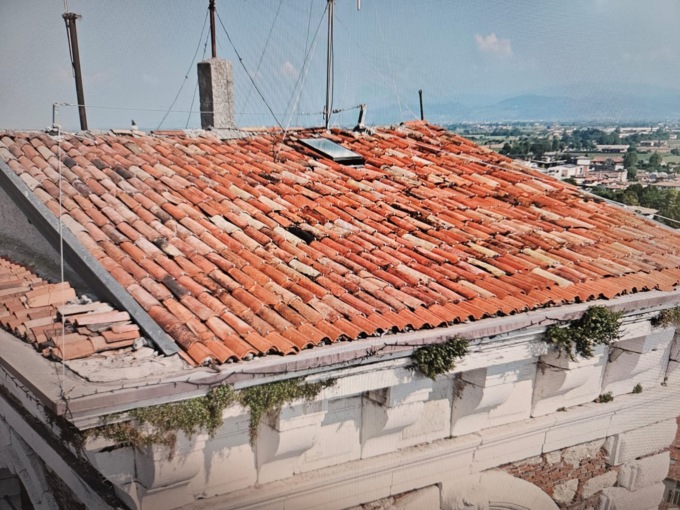 A Chiari piovono tegole e polemiche