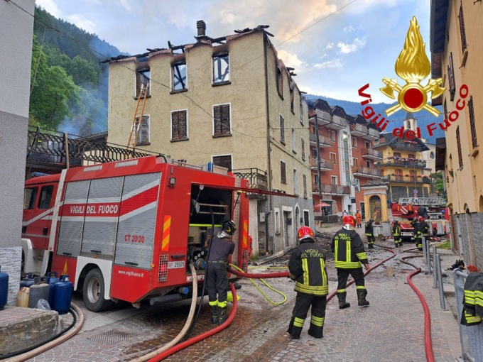 A fuoco un’abitazione a Corteno Golgi, l’intervento dei Vigili del Fuoco