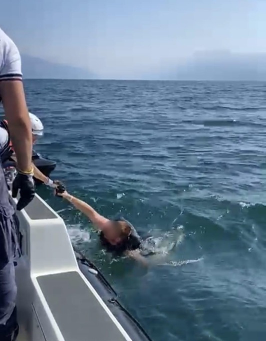 Aggrappati alla moto d’acqua che stava affondando: due turisti tedeschi salvati dalla Guardia Costiera