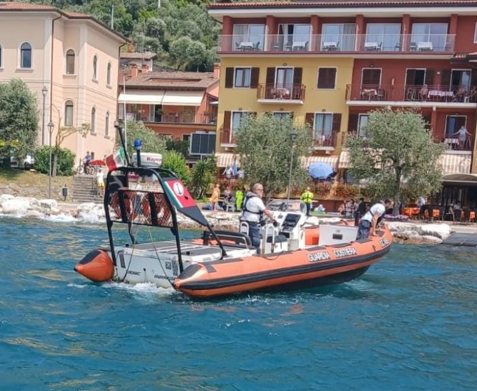 Anziano trovato morto nel lago, la tragedia mentre stava nuotando