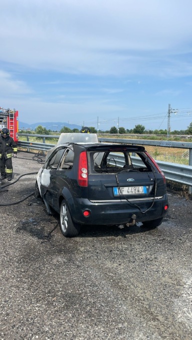 Auto in fiamme in BreBeMi, l’intervento dei Vigili del Fuoco