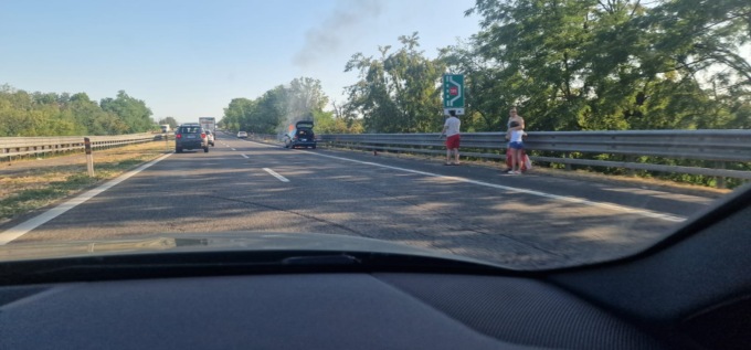 Auto in fiamme in A21