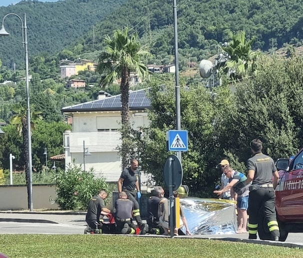 Brutta caduta dallo scooter, paura a Salò
