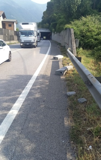 Camion perde il carico, traffico in tilt in tangenziale