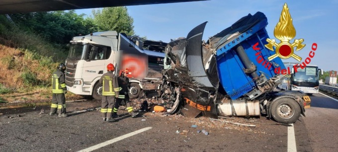 Camion travolge un cantiere mobile in A4: traffico in tilt