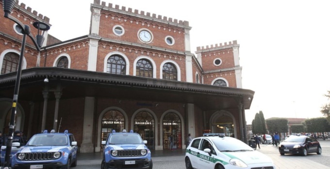 Controlli in città a Brescia: 20enne ferisce due poliziotti