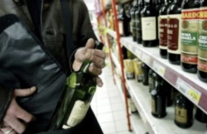 Doppio furto nei supermercati a Brescia: scattano le manette