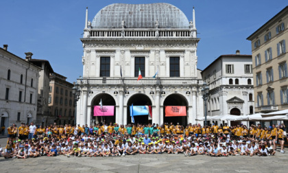 Flash Mob in piazza Loggia con i giovanissimi del oratori del centro storico cittadino