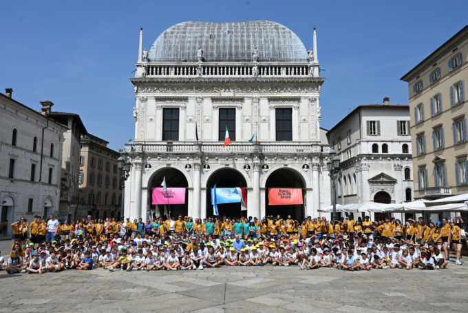 Flash Mob in piazza Loggia con i giovanissimi del oratori del centro storico cittadino