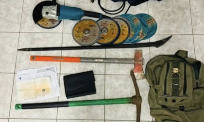 Fuggono in auto dalla Locale e poi se la danno a gambe: sequestrati oggetti atti allo scasso
