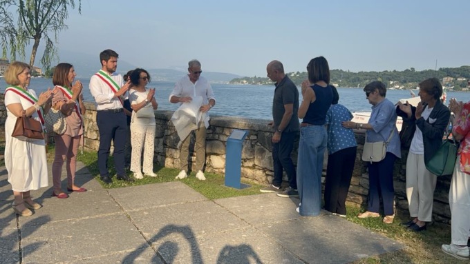 Greta e Umberto: messi a dimora sul lungolago di Salò due salici in loro memoria