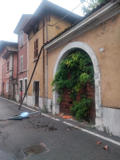 Pericolo in via Mazzoldi: volano tetti e grondaie da una casa disabitata e segnalata, il Comune sapeva