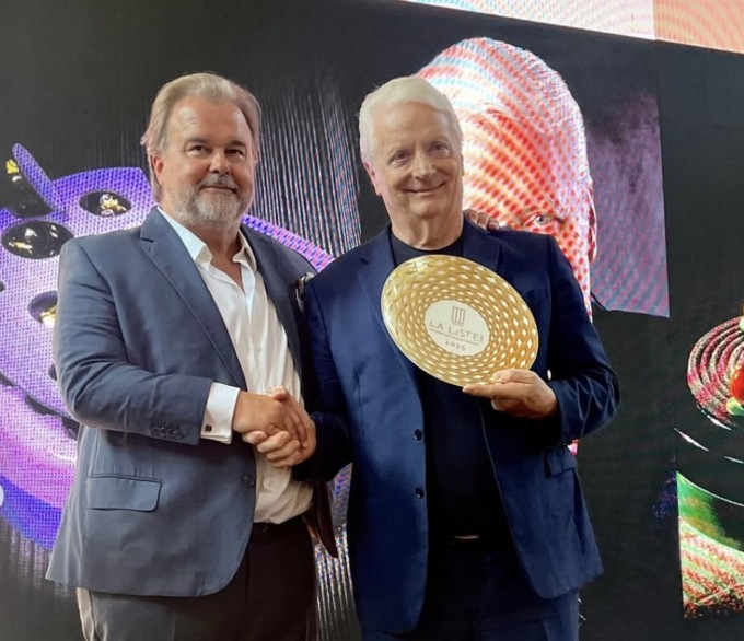 Iginio Massari riceve dalle mani di  Pierre Hermé il Pastry Award of Honor 2025