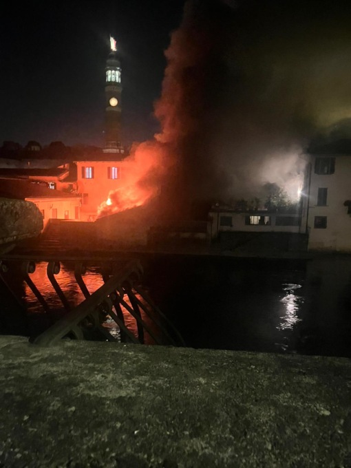 Incendio in centro a Palazzolo sull’Oglio, tre garage divorati dal fuoco