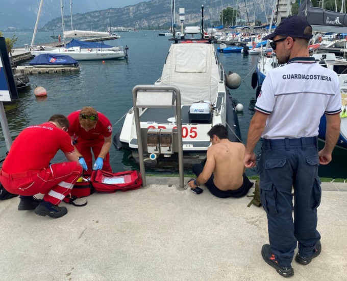 Windsurfista infortunato e alla deriva, interviene la Guardia Costiera