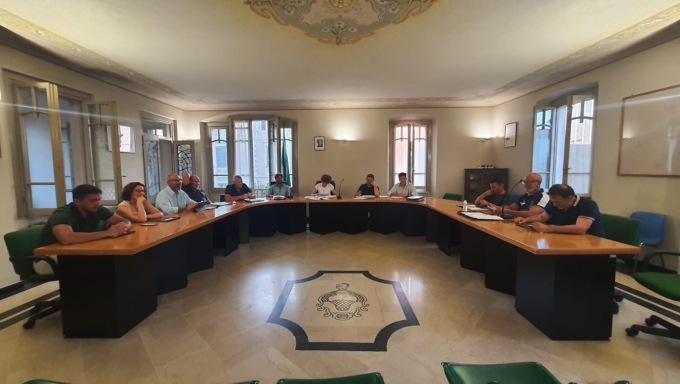 Maggioranza e minoranza corrono su due binari diversi