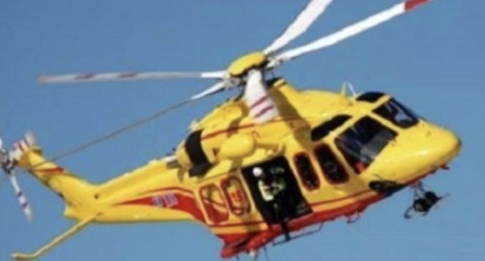 Inciampa in un tombino, paura per un operaio