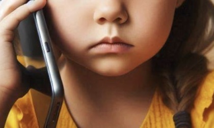 La mamma perde sangue dalla testa dopo essere stata colpita con un bastone dal marito: 12enne lancia l’allarme